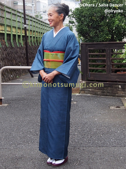 cobalt blue Edo-komon tsumugi The model is Ryoko Ohara [Salsa Dancer] 