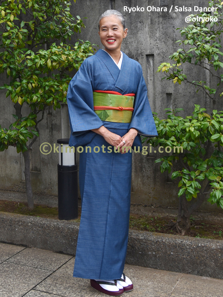 cobalt blue Edo-komon tsumugi The model is Ryoko Ohara [Salsa Dancer] 